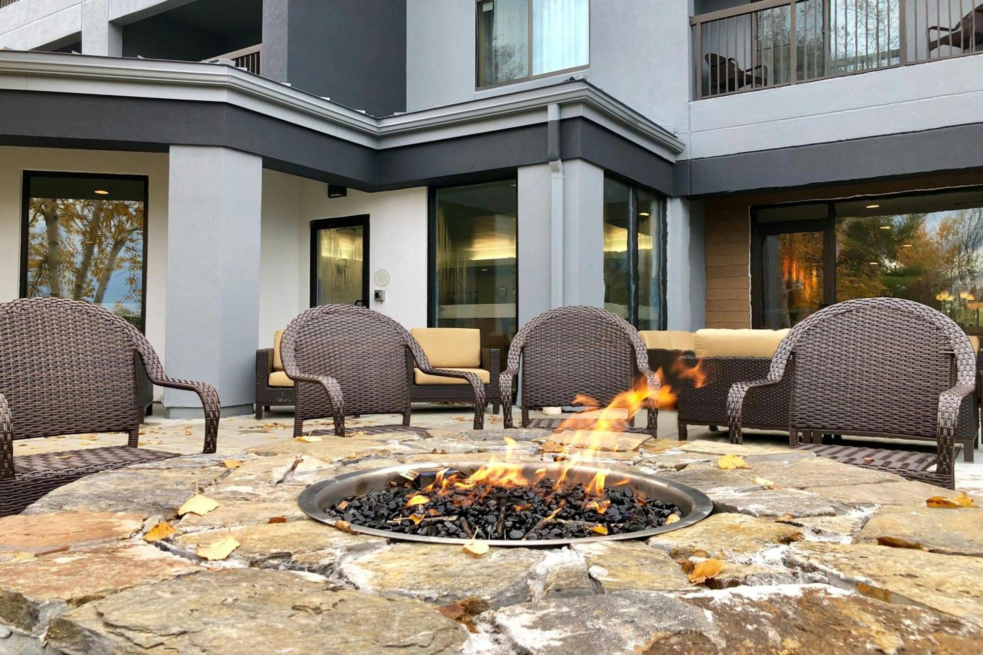 Hotel Courtyard Burlington Williston Exterior foto